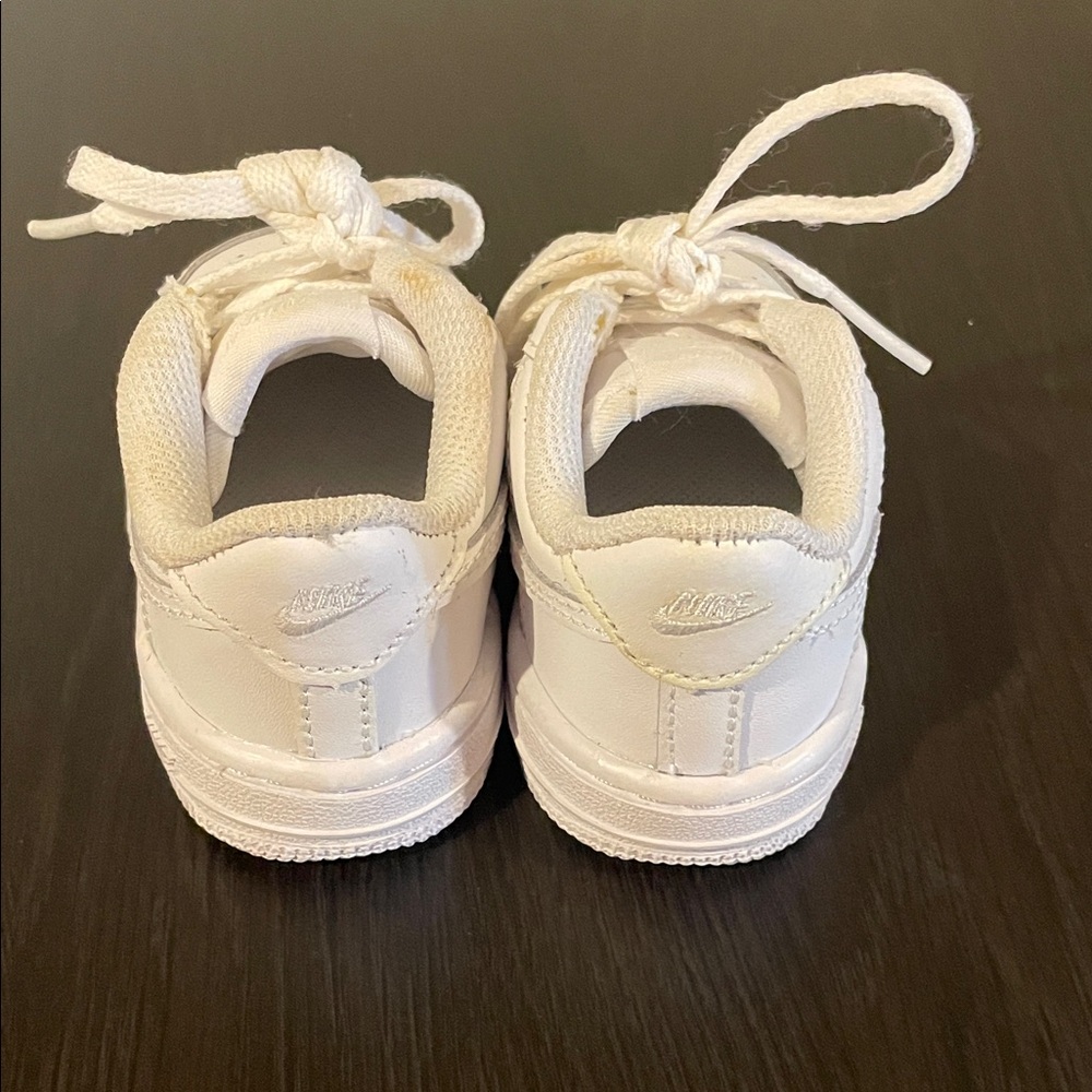 Nike Kids All-White Sneakers Size 4C - Picture 4 of 6